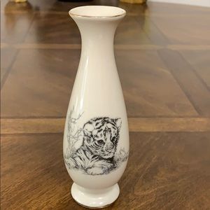 #  679 Vintage Small World Greetings Vase